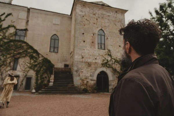 Torniamo nel presente e camminiamo lungo il piazzale interno della tenuta, dove il grande maniero del XIV° secolo si affaccia sull’ala più moderna della cantina. Un’imperitura dimostrazione di quanto Fitapreta ascolti il passato ma si proietti verso il fu