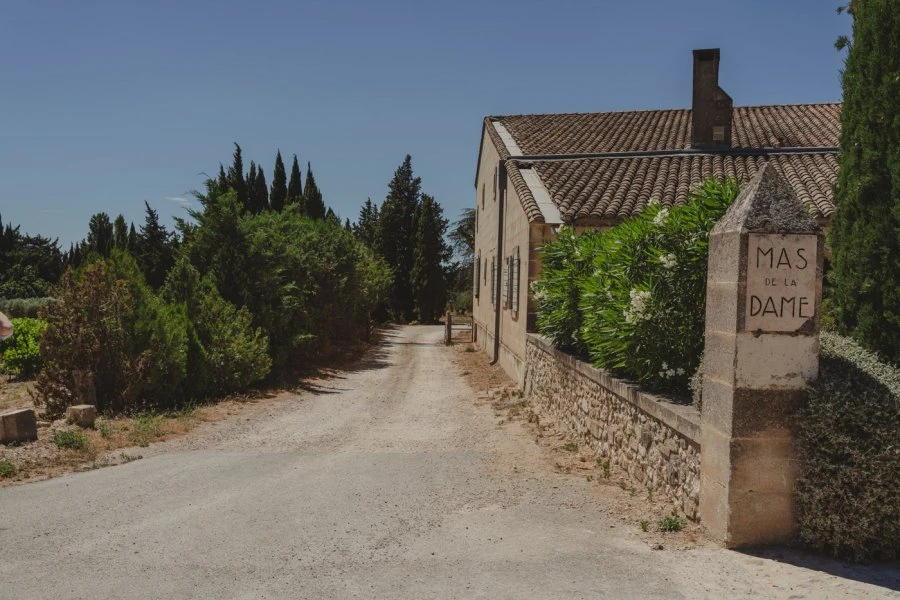 Rosé du Mas - Mas de la Dame - Entrance